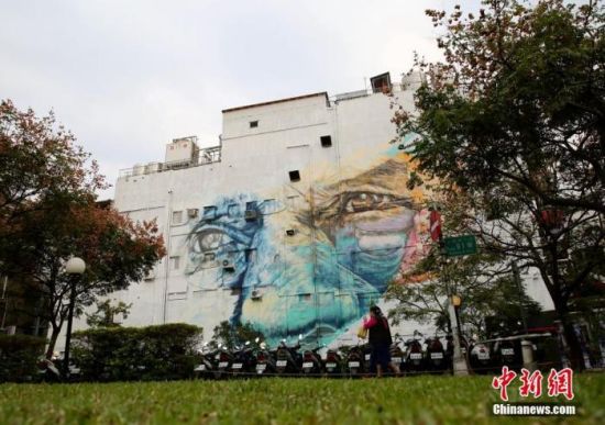 资料图：2019年12月10日，台北西门町八层戏院墙壁上的巨幅壁画，由台北弘道老人福利基金会邀请壁画艺术家创作，旨在呼吁民众爱心助老，关注独居弱势老人。中新社记者