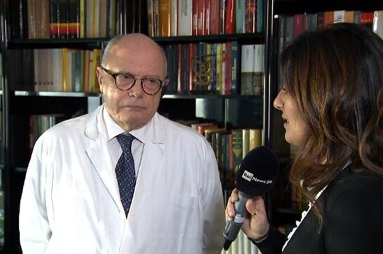 意大利生物医学专家马西莫·加利接受记者采访。