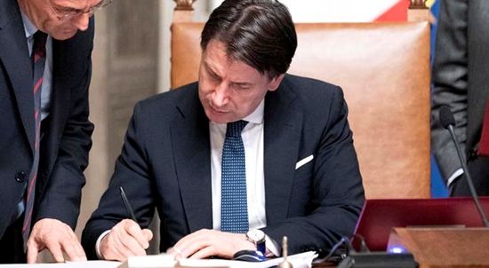 意大利总理孔特签署抗击疫情紧急法令，征调20万医护投入灾区一线抗疫。