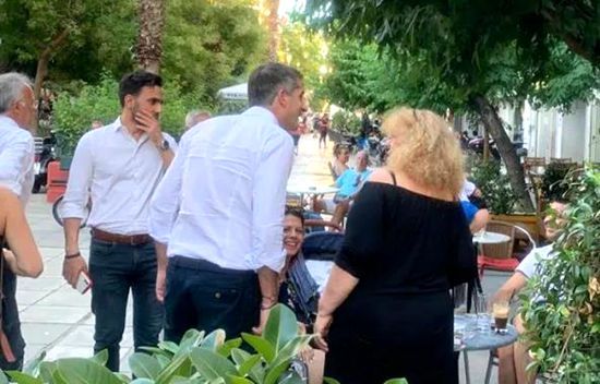 雅典市长巴科扬尼斯和市民进行交流。