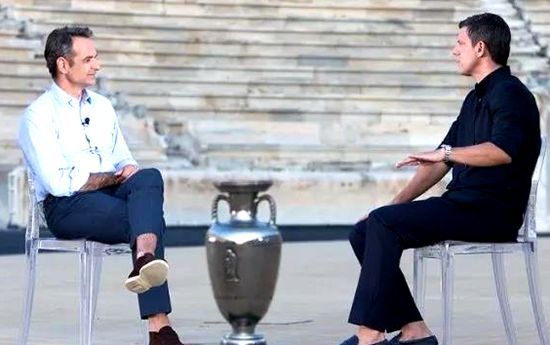 希腊总理米措塔基斯和足球运动员。
