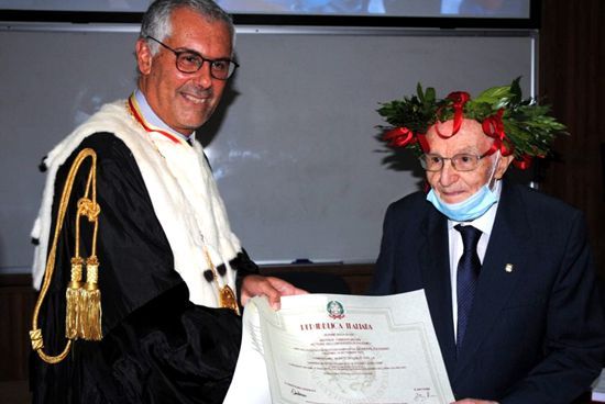 巴勒莫大学校长为96岁老人颁发学位证书。