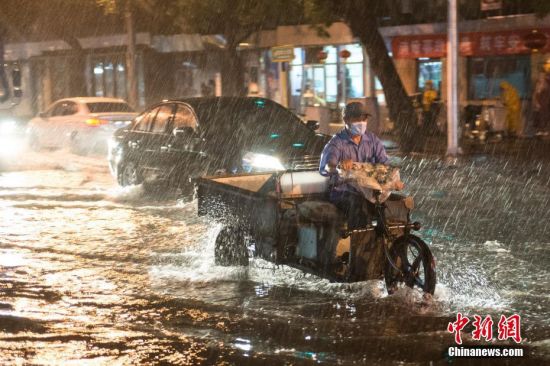8月9日晚，北京市民冒雨涉水出行。当日，北京气象台发布18时至23时降水量（毫米）：全市平均17.9，城区平均28.1。大部地区出现7、8级阵风，局地达9到11级。