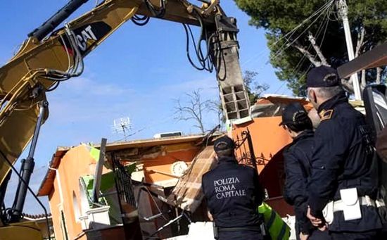 意大利卡萨莫尼卡18栋别墅遭强拆。