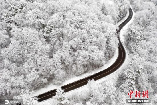 当地时间11月29日，波兰东南部喀尔巴阡山省，当地的河流、田野和树木被积雪覆盖，银装素裹美如画卷。图片来源：ICphoto