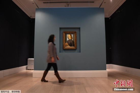 当地时间12月2日，英国伦敦，意大利著名艺术家桑德罗·波提切利的一副肖像画作品《手持圆形圣像的年轻男子》（Young