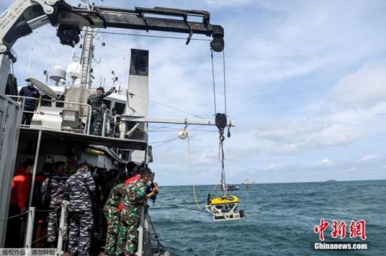 　　图为当地时间1月11日，印尼雅加达海岸附近海域，印尼海军使用遥控器(ROV)进行救援行动。