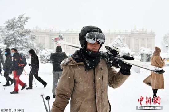 图为当地时间1月9日，西班牙马德里，一名男子滑雪出行。