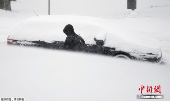 当地时间2021年1月12日，芬兰赫尔辛基，当地迎来大雪，一个人走过大雪覆盖的汽车。