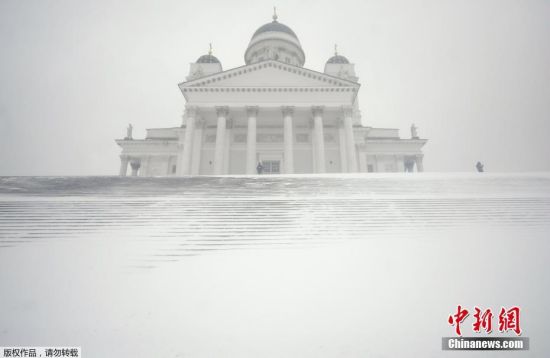 当地时间2021年1月12日，芬兰赫尔辛基，当地迎来大雪，赫尔辛基大教堂被大雪覆盖。
