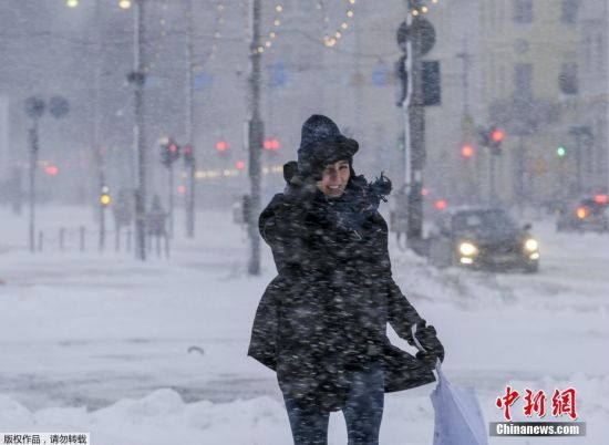 当地时间2021年1月12日，芬兰赫尔辛基，当地迎来大雪，一名女士走在大雪覆盖的街道上。