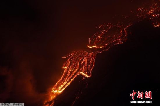 当地时间1月19日，意大利卡塔尼亚，埃特纳火山夜间爆发，熔岩从火山口涌出。