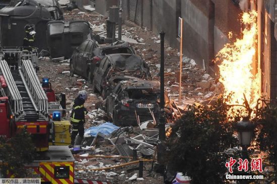 当地时间1月20日，西班牙首都马德里市中心一建筑发生爆炸，事故造成3人死亡、另有11人受伤。其中，遇难者包括一名保加利亚男子。官员证实，爆炸是由气体泄漏引发。图为消防员现场救援。