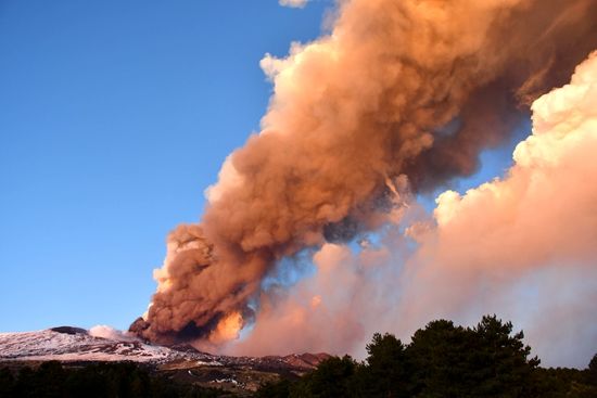 意大利埃特纳火山密集喷发。