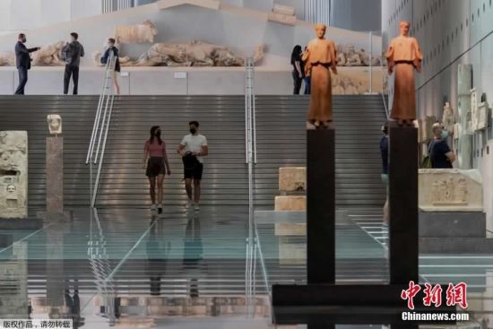 当地时间2021年5月14日，希腊雅典，雅典卫城博物馆重新向公众开放。图为游客在博物馆开放第一天进入参观。
