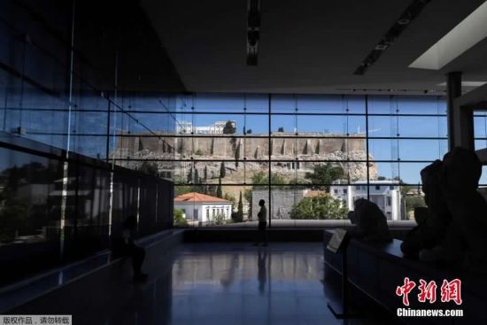 当地时间2021年5月14日，希腊雅典，雅典卫城博物馆重新向公众开放。图为游客在博物馆中漫步。