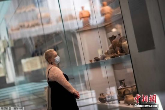 当地时间2021年5月14日，希腊雅典，雅典卫城博物馆重新向公众开放。图为游客参观展品。