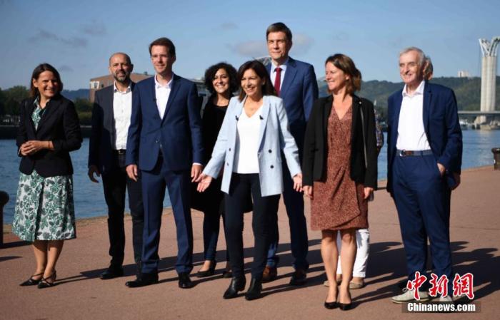 当地时间9月12日，巴黎市长伊达尔戈在法国西北部城市鲁昂正式宣布竞选下届法国总统。图为伊达尔戈（前排右三）当天与她所属社会党的高层人士共同亮相。