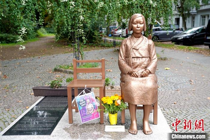 9月16日，义务维护“慰安妇”雕像的德国志愿者苏珊娜接受采访。