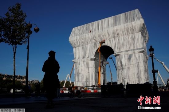 当地时间9月16日，法国巴黎凯旋门包裹项目落成典礼举行。据报道，凯旋门是世界上最著名的纪念性地标之一，整个项目的安装预计耗费1400万欧元，将实现艺术家Christo的遗愿，该艺术家梦想将巴黎凯旋门包裹于银蓝色的织物与红绳中。