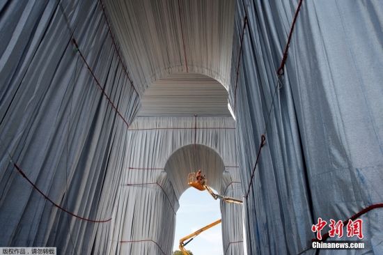 当地时间9月16日，法国巴黎凯旋门包裹项目落成典礼举行。据报道，凯旋门是世界上最著名的纪念性地标之一，整个项目的安装预计耗费1400万欧元，将实现艺术家Christo的遗愿，该艺术家梦想将巴黎凯旋门包裹于银蓝色的织物与红绳中。