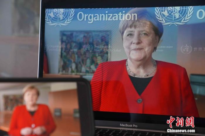 5月18日，第七十三届世界卫生大会以视频会议形式举行开幕式。图为在德国柏林拍摄的德国总理默克尔远程致辞画面。
