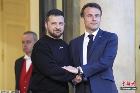　　当地时间2023年5月14日，法国总统马克龙(右)在巴黎爱丽舍宫欢迎乌克兰总统泽连斯基。