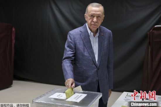 　　当地时间5月14日，土耳其总统埃尔多安在土耳其伊斯坦布尔一个投票站投票。