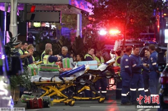 　　当地时间4月13日下午，澳大利亚悉尼一购物中心有人持刀行凶，致多人死伤。图为医护人员到达现场救治。