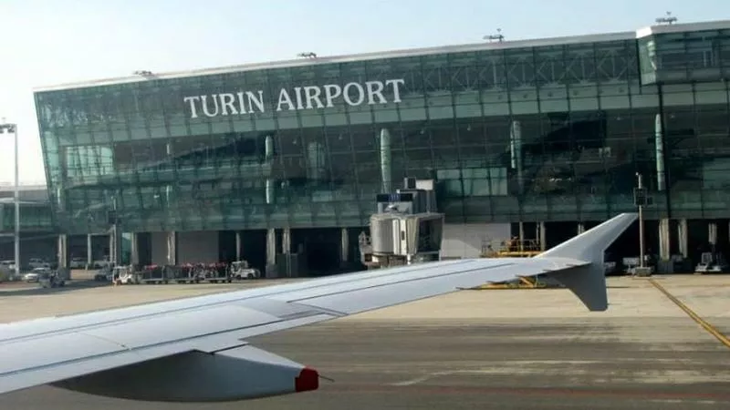 30岁乘客飞机上突发疾病  附近机场拒绝降落导致死亡