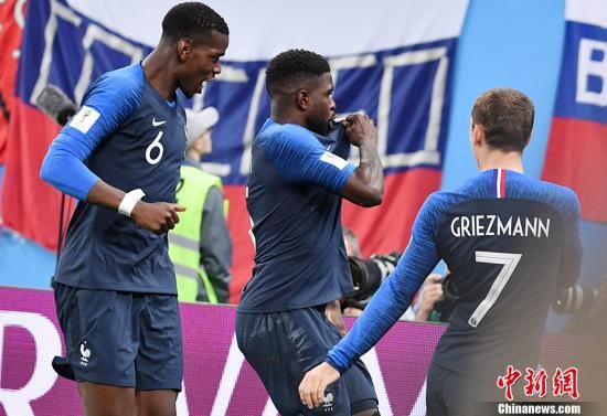 　　下半场易边再战，第51分钟，法国下半场第一个角球就造成了进球。格里兹曼发出角球，乌姆蒂蒂高高跃起，抢在比利时球员费莱尼身前头球破门，1：0！“高卢雄鸡”暂时领先。图为法国队庆祝进球。