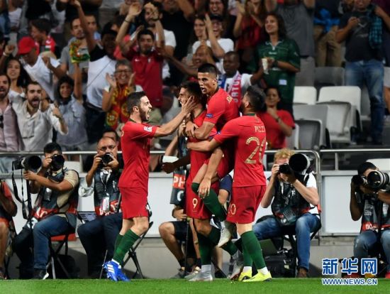 　　9月10日，葡萄牙队球员安德烈·席尔瓦(左二)进球后与队友庆祝。新华社记者张立云摄