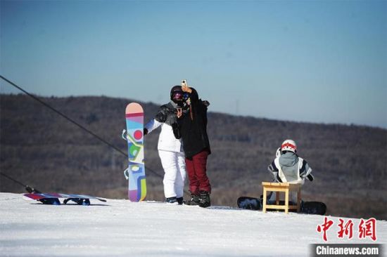 　　游客在长白山鲁能胜地滑雪场滑雪。(资料图)