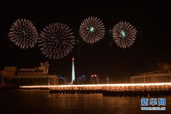 9月10日晚，青年火炬游行在朝鲜首都平壤的金日成广场举行，庆祝朝鲜建国70周年。新华社记者