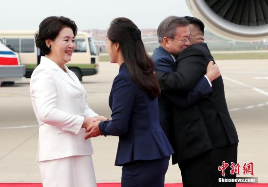 9月18日，韩国总统文在寅抵达朝鲜平壤，朝鲜最高领导人金正恩携夫人李雪主到机场迎接。文在寅与金正恩将于当天举行会谈。