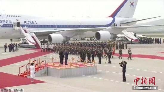 当地时间9月18日上午10时左右，韩国总统文在寅抵达朝鲜。朝鲜最高领导人金正恩携夫人李雪主在机场迎接。文在寅与金正恩一同检阅朝鲜陆海空三军仪仗队。（视频截图）