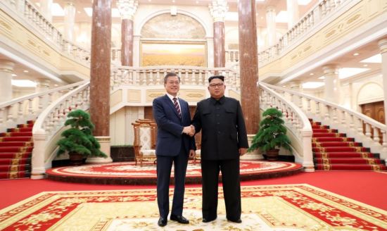 9月18日，朝鲜最高领导人金正恩（右）与韩国总统文在寅在平壤会晤。韩国总统文在寅18日抵达平壤，与朝鲜最高领导人金正恩举行双方今年之内第三次会晤。新华社发（韩朝首脑平壤会晤韩方联合采访团供图）