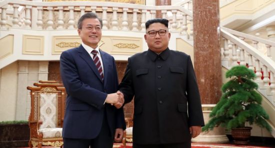 9月18日，朝鲜最高领导人金正恩（右）与韩国总统文在寅在平壤会晤。新华社发（韩朝首脑平壤会晤韩方联合采访团供图）