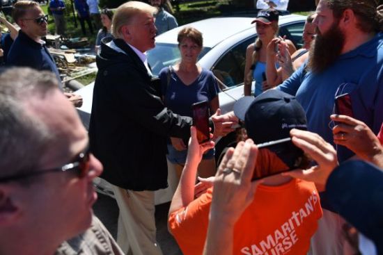 9月19日，特朗普来到北卡罗来纳州新伯尔尼进行访问，他与当地民众的谈话在社交媒体上被多次转发，有用户指责特朗普在救灾工作中表现得不够善解人意。