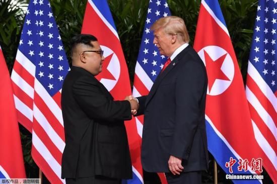 当地时间6月12日上午，朝鲜最高领导人金正恩与美国总统特朗普在新加坡嘉佩乐酒店举行首次会晤，双方握手致意。这是在任的朝美领导人数十年来首次会晤及握手。