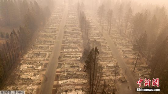 当地时间2018年11月15日，美国加州天堂镇，航拍山火摧毁的社区景观。