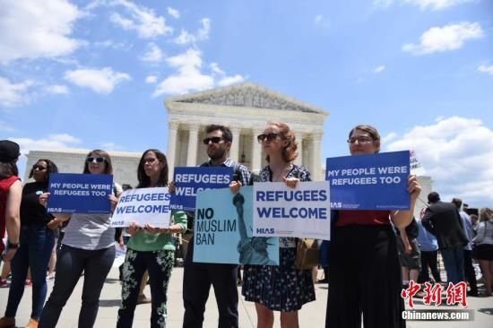 当地时间6月26日，在美国联邦最高法院裁决支持特朗普2017年颁布的移民限制令后，民众在最高法院门口抗议。中新社记者