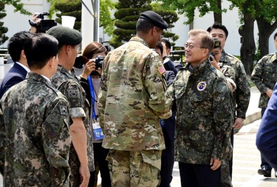 韩国总统文在寅慰问联军。