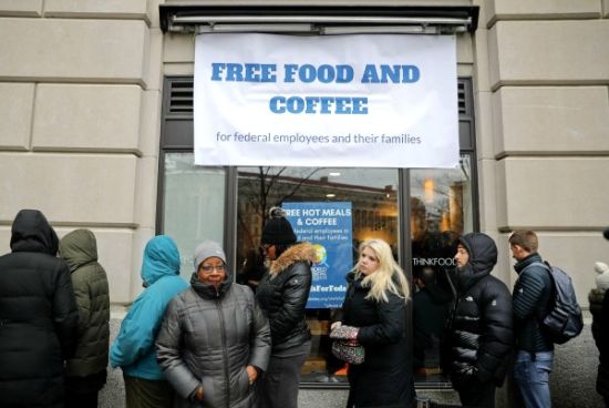 美国联邦雇员无薪可领，被迫上街排队吃免费热食。