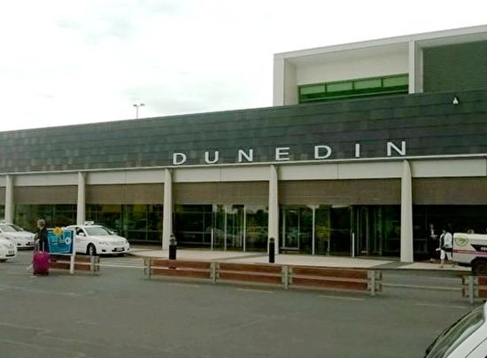 当地时间3月17日晚，纽西兰警方在丹尼丁机场内发现装有可疑装置的包裹。