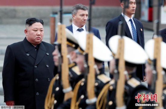 当地时间24日下午17时50分，朝鲜领导人金正恩乘坐的专列抵达符拉迪沃斯托克火车站，仪仗队的军乐团在车站广场迎接金正恩。