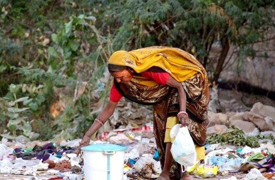 印度很多穷人靠捡垃圾度日。