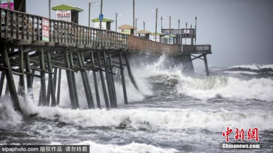 当地时间9月5日，飓风“多里安”袭击美国，多地天气恶劣。在轻扫过美国佛罗里达州、佐治亚州沿岸后，它已向北移动至南卡罗来纳州查尔斯顿市以南130英里处。预计6日飓风将接近卡罗来纳地区的沿海地带，将带来“危及生命”的风暴潮。当地逾100万人现已被要求强制撤离。另据媒体报道，飓风“多里安”对佛州的影响较小。当日，奥兰多机场、迪斯尼世界、环球影城等设施已宣布恢复正常运营。图片来源：Sipaphoto