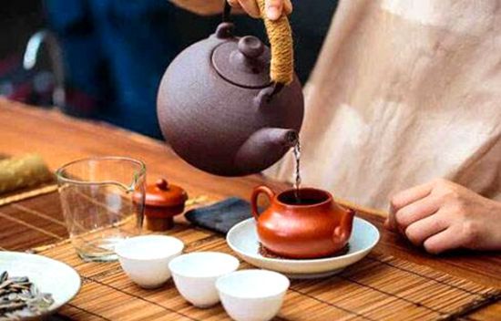 新加坡国立大学专家研究发现，每周至少喝茶四次可以提高大脑各区域之间的联系效率。