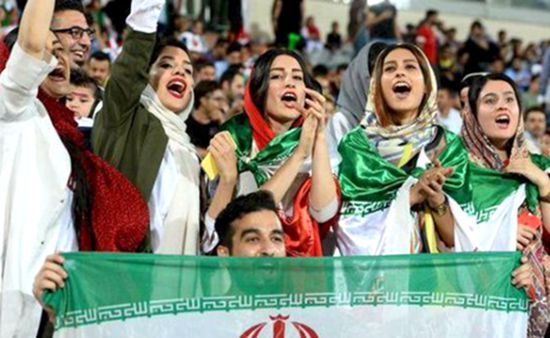 40年来第一次伊朗女性获准进球场看球赛。